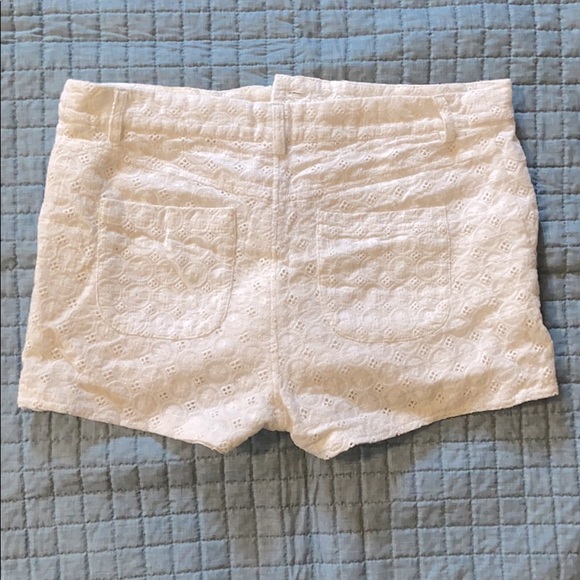 White eyelet pattern shorts - Picture 2 of 3